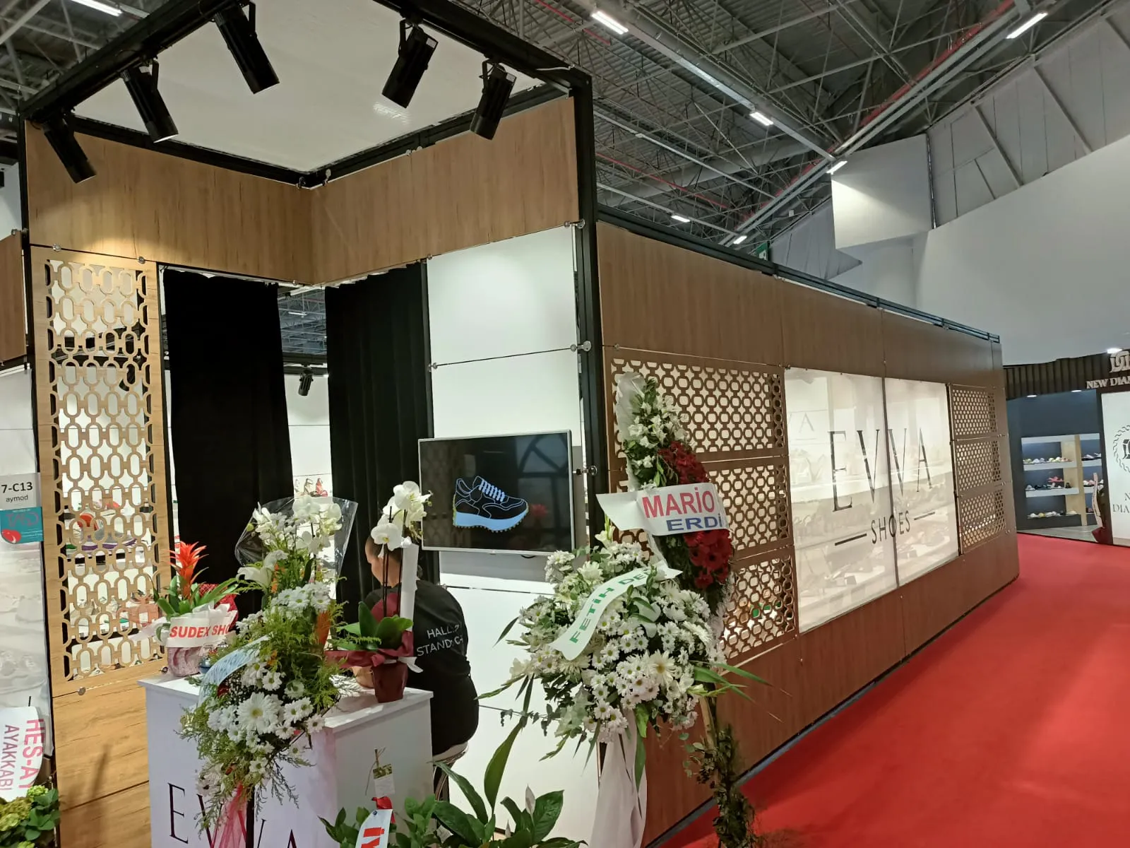 Evva Shoes için üretilmiş ahşap kaplama fuar standı