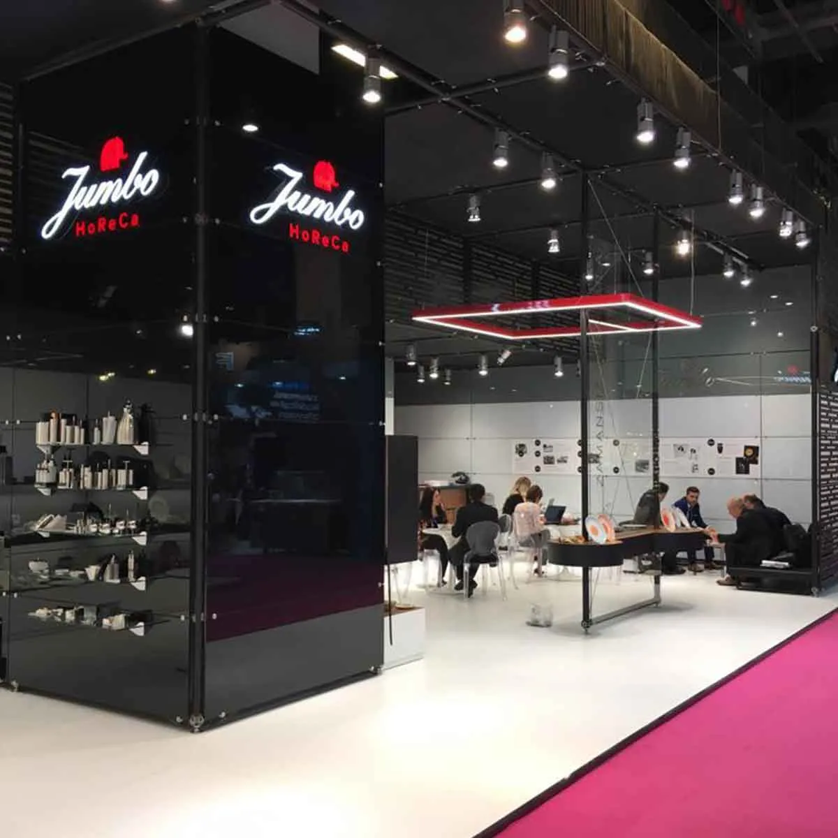 Jumbo fuar standı, siyah cam paneller ve ışıklı logo