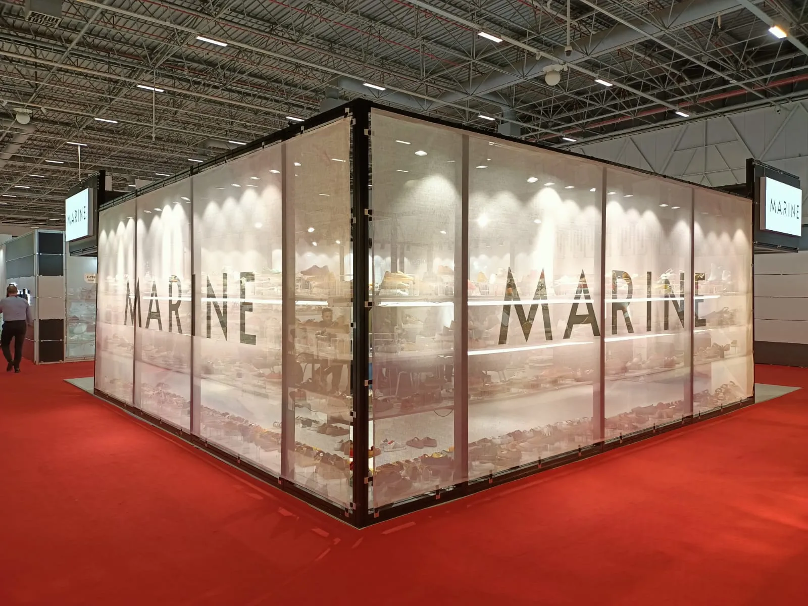 Marine Shoes fuar standının köşe perspektifi, arkadan aydınlatmalı yarı şeffaf cephe