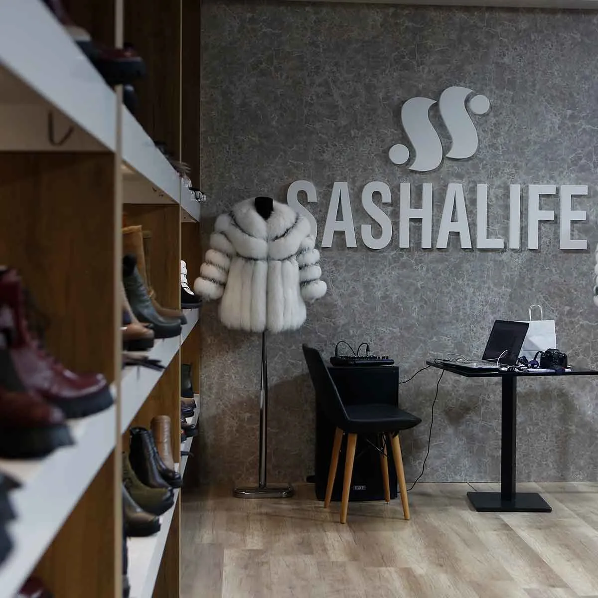 Sasha Life teşhir alanı, mermer desenli duvar ve raflı ürün teşhiri