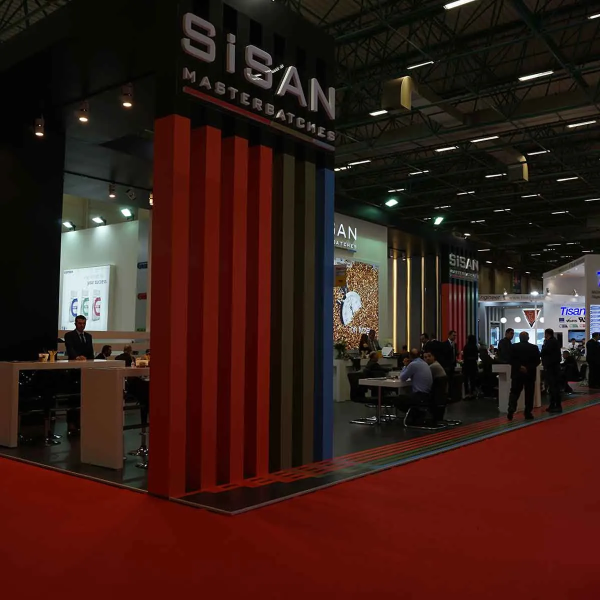 Sisan fuar standı, renkli dikey lameller ve ışıklı logo