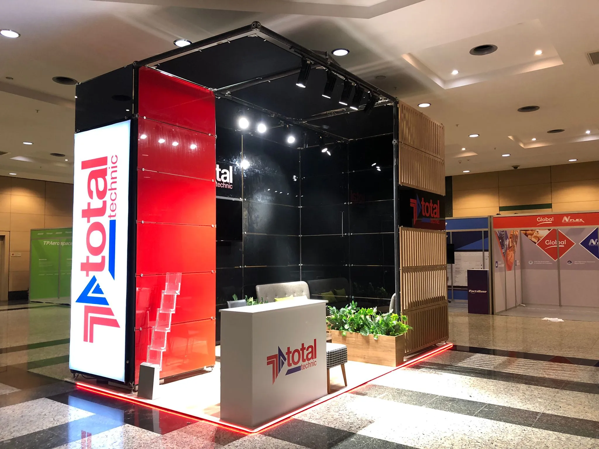 Total Technic fuar standı, ışıklı kutu cephe ve ahşap lamel duvar