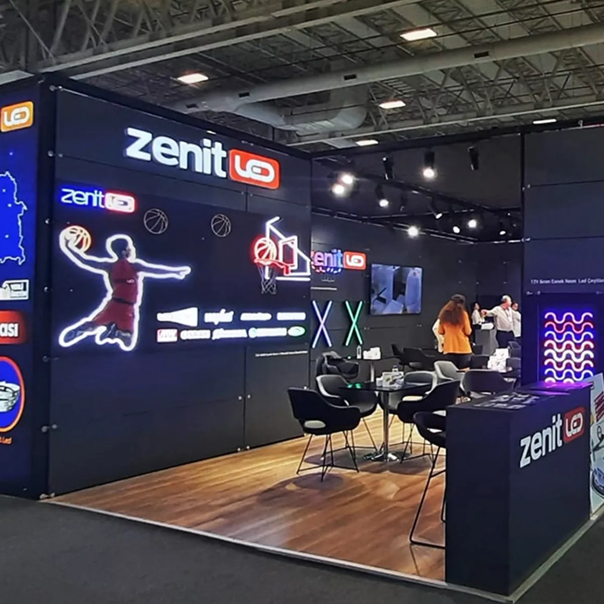 Zenit Led fuar standı, siyah maxima profil ve neon aydınlatma