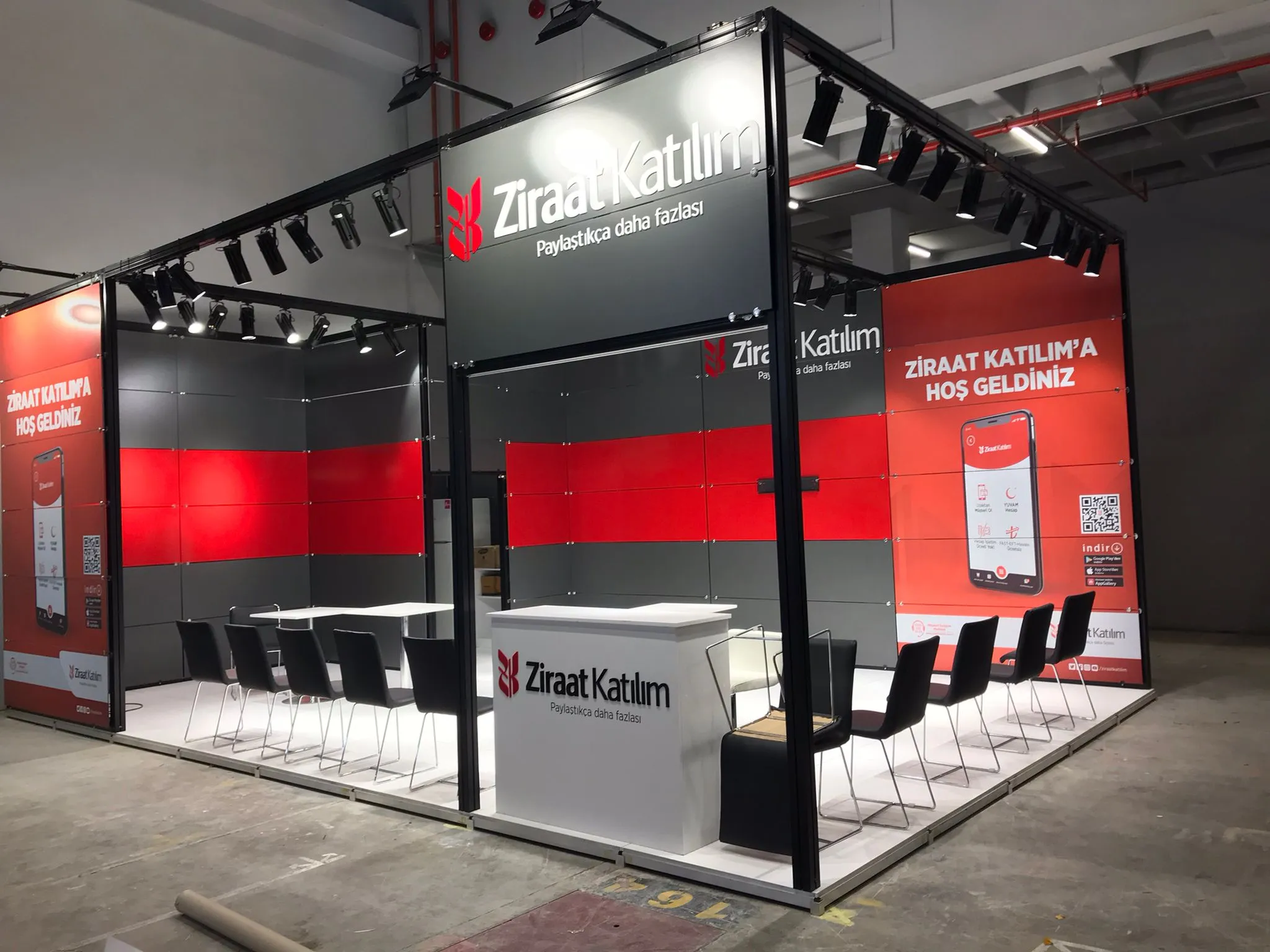 Ziraat Katılım fuar standı, kırmızı ve antrasit panel cephe